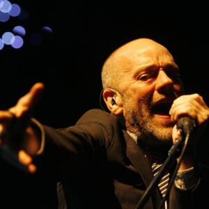 Puštena brada, pirsing u nosu: Popularni pevač grupe R.E.M skoro pa neprepoznatljiv ! (FOTO)
