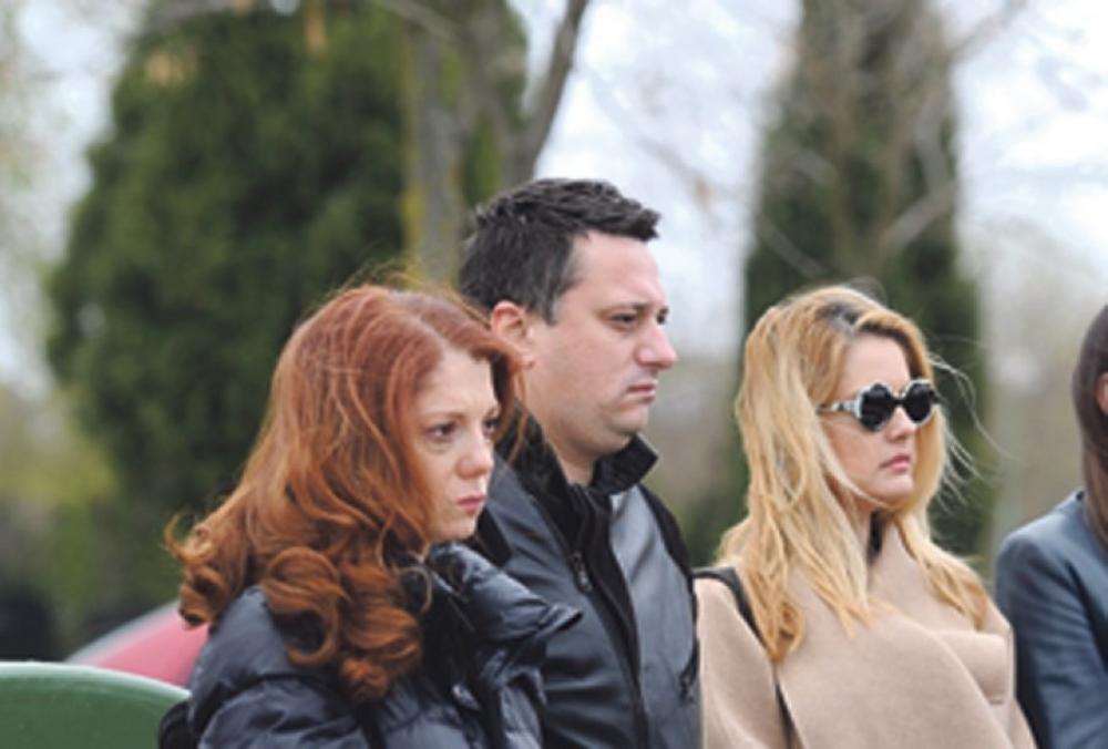 Godinu dana nakon preranog odlaska glumca Marinka Madžgalja navršilo se juče, a kraj njegove večne kuće na Bežanijskom groblju okupili su se njegovi roditelji, devojka Lana Sekulić i mnogobrojni prijatelji i kolege...