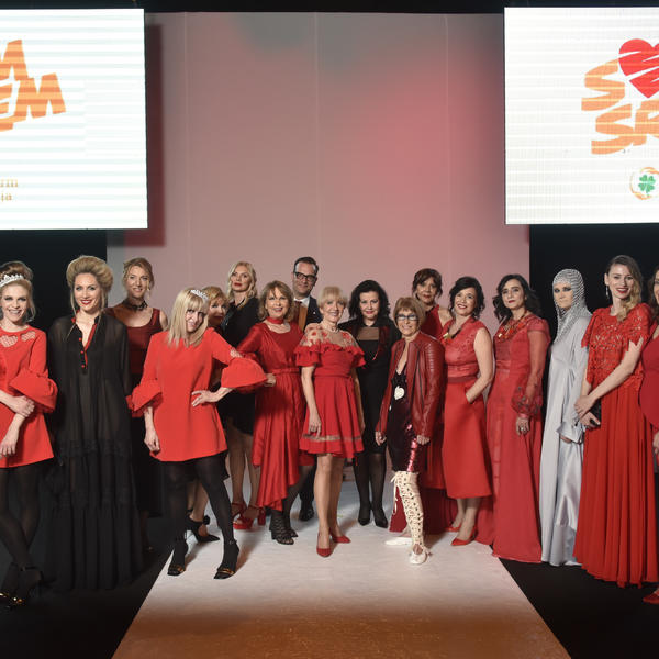 Treće veče Beogradskog Fashion Week-a obeležile su POZNATE dame u CRVENOM ! (FOTO)
