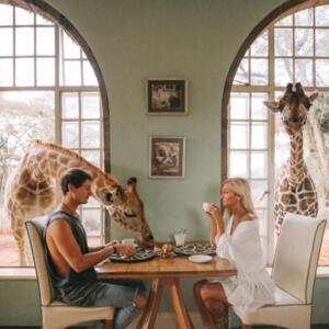 Zamisli putuješ, ručaš sa žirafama, čekaš zalazak sunca na Baliju... Upoznajte par koji postavlja nove životne standarde!  (FOTO)