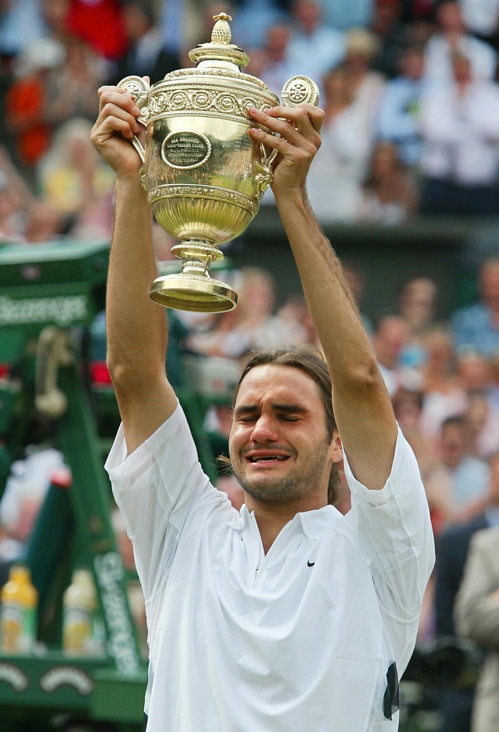 <p>Rodžer Federer je verovatno najbolji teniser svih vremena, a čovek najzaslužniji za ono što je Švajcarac postao tragično je preminuo.</p>