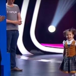 Devojčica govori DUPLO više JEZIKA nego što ima GODINA: Njen talenat i umeće ostavlje bez reči! (VIDEO)