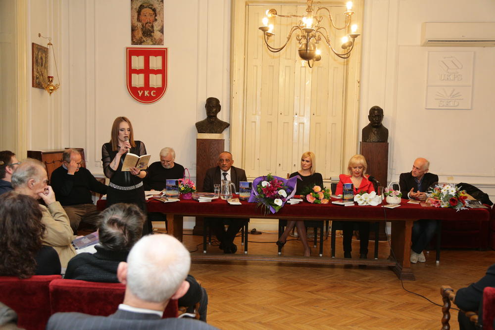 Preuređeno izdanje romana Božice Velousis donosi nam priču o snažnim emocijama između Sofije i Sergeja - ljubavi koja razoružava, ostavljajući nas bez daha...