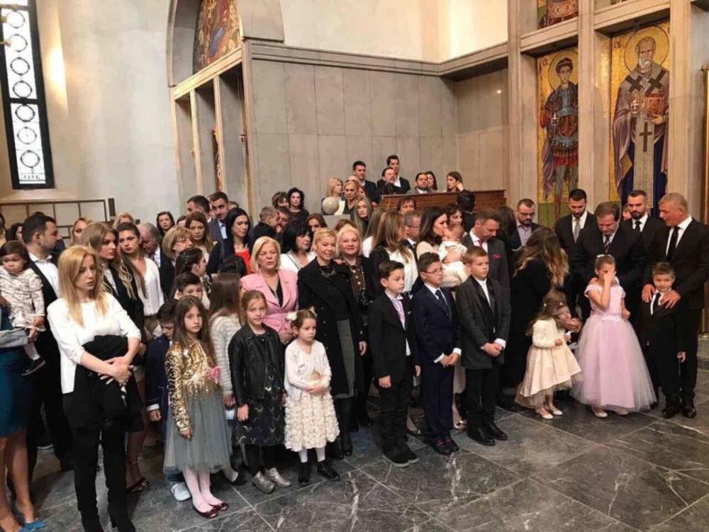 Patrijarh srpski gospodin Irinej danas je u Beogradu krstio petoro najmlađih članova porodice Karić.