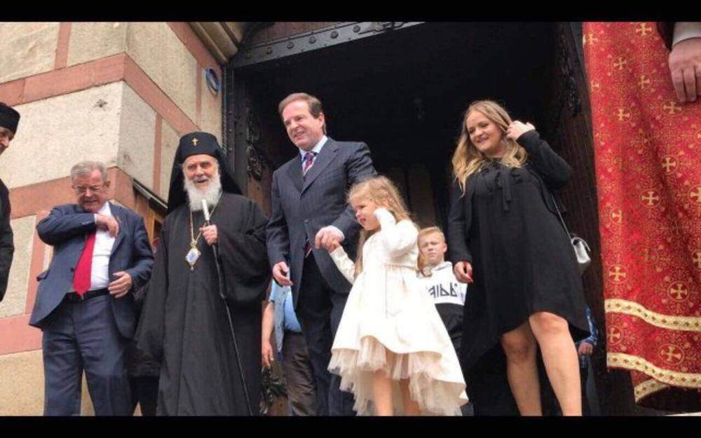 Patrijarh srpski gospodin Irinej danas je u Beogradu krstio petoro najmlađih članova porodice Karić.