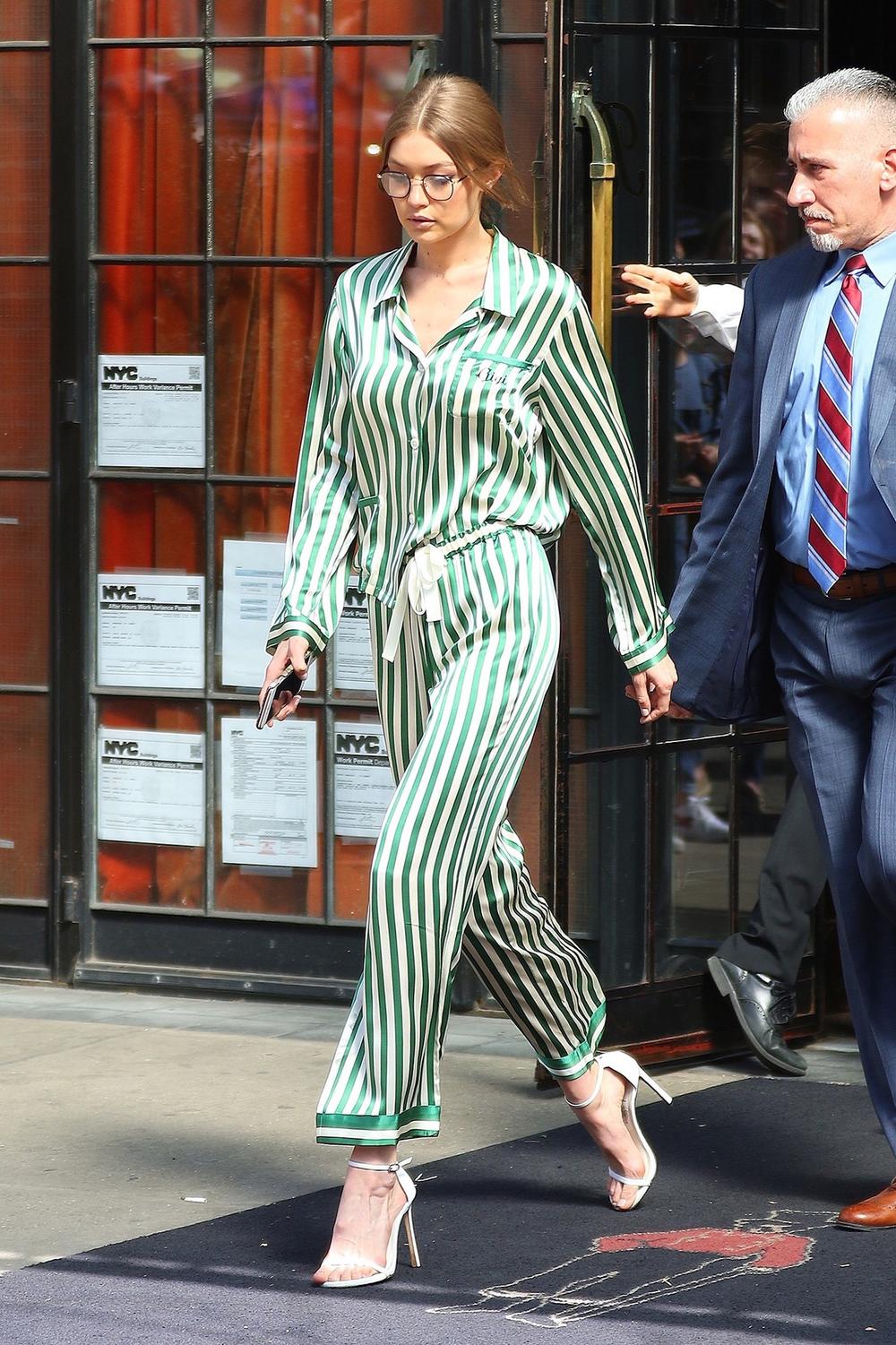 <p>Lepa manekenka poznata je kao neko ko je veoma smeo kada je moda u pitanju (mnogi se još čude njenoj šetnji u pidžami, i to na štiklama), ali ova kombinacija zaista je korak dalje...</p>