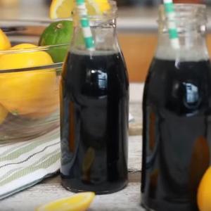 Blogerke su OPSEDNUTE crnom limunadom: Šta je ona zapravo i kako se pravi?