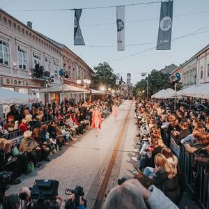 Otvaranje Serbia Fashion Weeka: Novosadsko šetalište pretvoreno u najveću modnu pistu u Evropi!