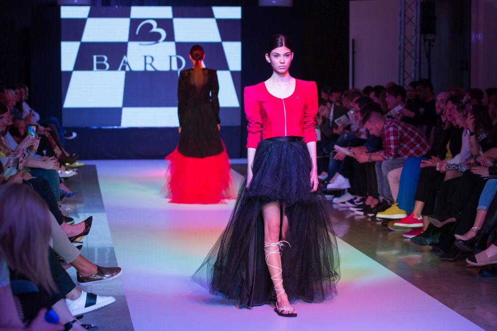 Svet poznatih predstavlja nepresušan izvor modne inspiracije, ali da li ste se ikada kako oni sklapaju svoje besprekorne outfite? Odgovor je prilično jednostavan, svaka odevna kombinacija poznatih vuče koren iz konstantnog praćenja novih trendova na domaćoj i inostranoj modnoj sceni.