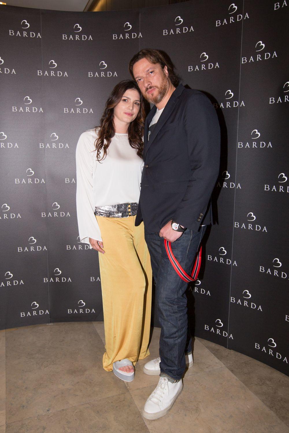 Svet poznatih predstavlja nepresušan izvor modne inspiracije, ali da li ste se ikada kako oni sklapaju svoje besprekorne outfite? Odgovor je prilično jednostavan, svaka odevna kombinacija poznatih vuče koren iz konstantnog praćenja novih trendova na domaćoj i inostranoj modnoj sceni.