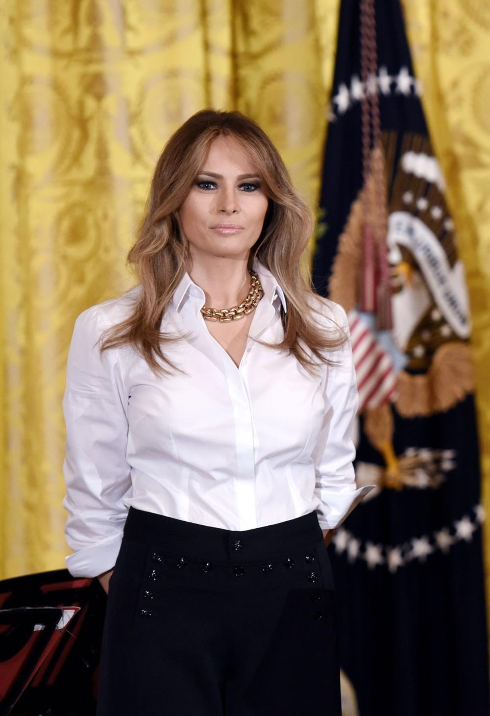 Prva dama Amerike iznenadila je svoje fanove odabirom stajlinga: palaco pantalone, izuzetno neudobne cipele i jednostavno bela košulja bile su neočekivan izbor