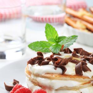 Ukrasite jagodama ili malinama: Zdrave palačinke sa čokoladnim kremom i grčkim jogurtom