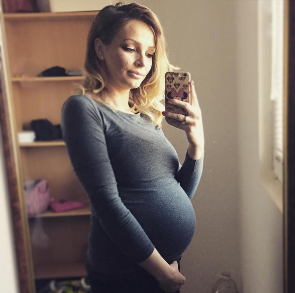 <p>Pevačica Jelena Gerbec i njen suprug Vladan dobili su danas drugo dete. Pevačica se porodila i na svet donela devojčicu, a srećnu vest podelio je njen suprug na društvenoj mreži Instagram.</p>