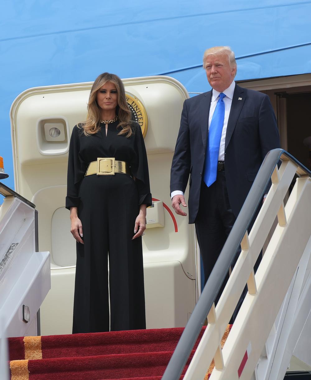 <p>Predsednik Sjedinjenih Američkih Država<strong> Donald Tramp </strong>i njegova supruga <strong>Melanija </strong>doputovali su danas u Rijad, a najviše pažnje privukao je izgled prve dame.</p>