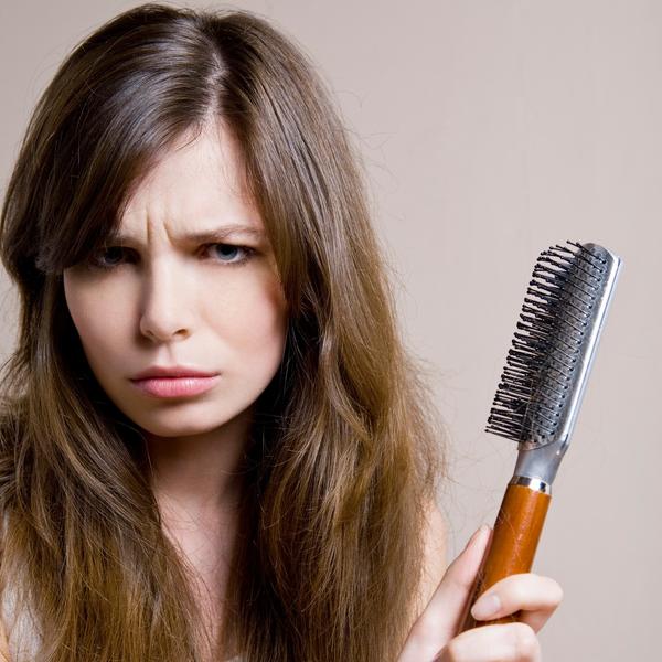 Šta NIKAKO ne smeju da koriste ljudi kojima opada kosa? Ove 3 stvari zaobiđite u širokom luku – samo će pogoršati stanje