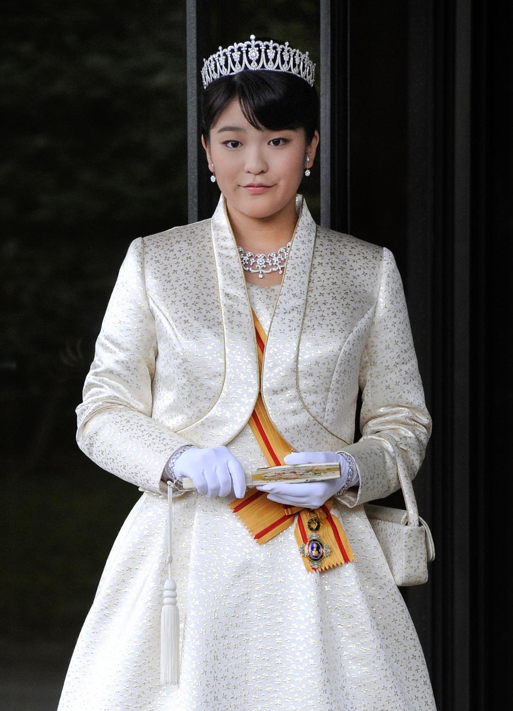<p><strong>Princeza Mako</strong>, ćerka<strong> princa Fumuhita</strong>, brata i naslednika japanskog<strong> cara Naruhita</strong>, udala se za mladog pravnika i odrekla se svih beneficija koje je podrazumevao njen položaj, a onda stala ispred predstavnika medija kako bi otvoreno rekla šta joj je na duši. I nije se suzdržavala!</p>