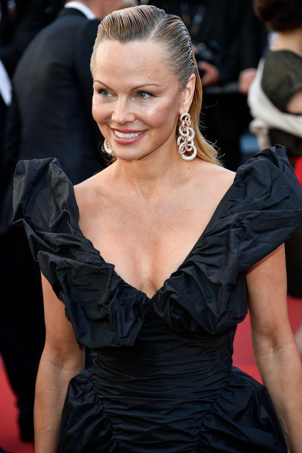 <p>Iako su mnogi očekivali da se <strong>Pamela Anderson </strong>na crvenom tepihu pojavi malo oskudnije odevena, slavna glumica očarala je primerenim stajlingom. Međutim, za šminku joj izgleda nije bio dan...</p>
