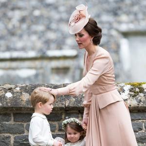 Maleni princ nije mogao da zadrži suze: Zašto je Kejt Midlton izgrdila Džordža usred venčanja godine? (FOTO)