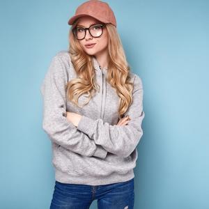 Lako i efektno: Najpraktičnijih 7 pravila šminkanja za žene koje nose naočare