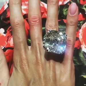 Manekenka se pohvalila najvećim dijamantskim prstenom ikada: Gigantski kamen od 70 karata koji košta 8 miliona funti (FOTO)