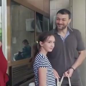 Vlada Mandić izveo suprugu i ćerkicu iz porodilišta: On je želeo tradicionalno ime, ali je konačnu odluku donela ponosna starija sestra (VIDEO)