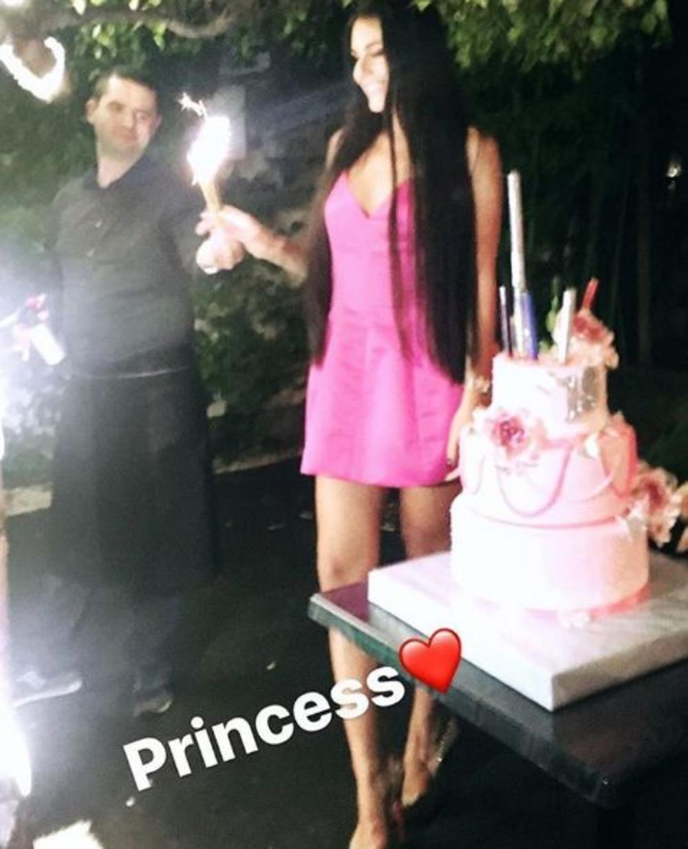 <p>Ćerka <strong>Svetlane Ražnatović </strong>sinoć je proslavila 19. rođendan, a njenu drugu rođendansku žurku ove godine obeležio je autfit koji bi bez problema prošao i u Kanu.</p>