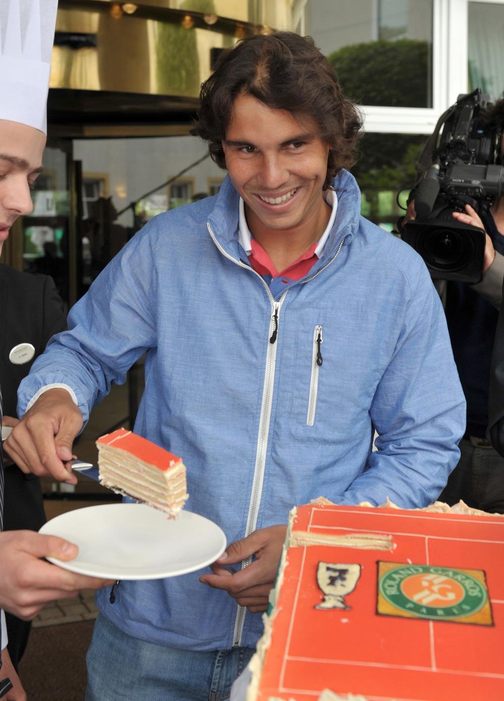 <p>Španski teniser <strong>Rafael Nadal </strong>3. juna proslavlja 31. rođendan. Poznat po izvanrednoj kondiciji, nije mu teško da održava kvalitet igre na zavidnom nivou i posle nekoliko sati borbe. Osim kao sjajan sportista, oprobao se i kao model rame uz rame sa <strong>Megan</strong> <strong>Foks </strong>u Armanijevom donjem rublju. Mladi <strong>Rafa </strong>čini se već ima sve. On uživa ogromnu popularnost, bogatstvo i sreću, a sve to zahvaljujući napornom trudu i radu.</p>