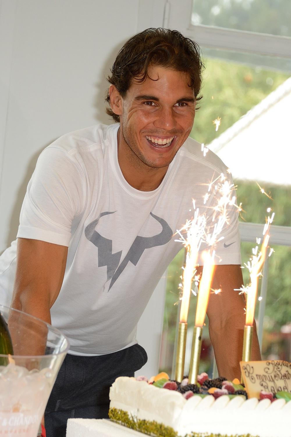 <p>Španski teniser <strong>Rafael Nadal </strong>3. juna proslavlja 31. rođendan. Poznat po izvanrednoj kondiciji, nije mu teško da održava kvalitet igre na zavidnom nivou i posle nekoliko sati borbe. Osim kao sjajan sportista, oprobao se i kao model rame uz rame sa <strong>Megan</strong> <strong>Foks </strong>u Armanijevom donjem rublju. Mladi <strong>Rafa </strong>čini se već ima sve. On uživa ogromnu popularnost, bogatstvo i sreću, a sve to zahvaljujući napornom trudu i radu.</p>