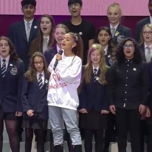 Pevala je i plakala a sa njom i ceo stadion: Arijana Grande održala koncert za žrtve terorističkog napada u Mančesteru (FOTO,VIDEO)