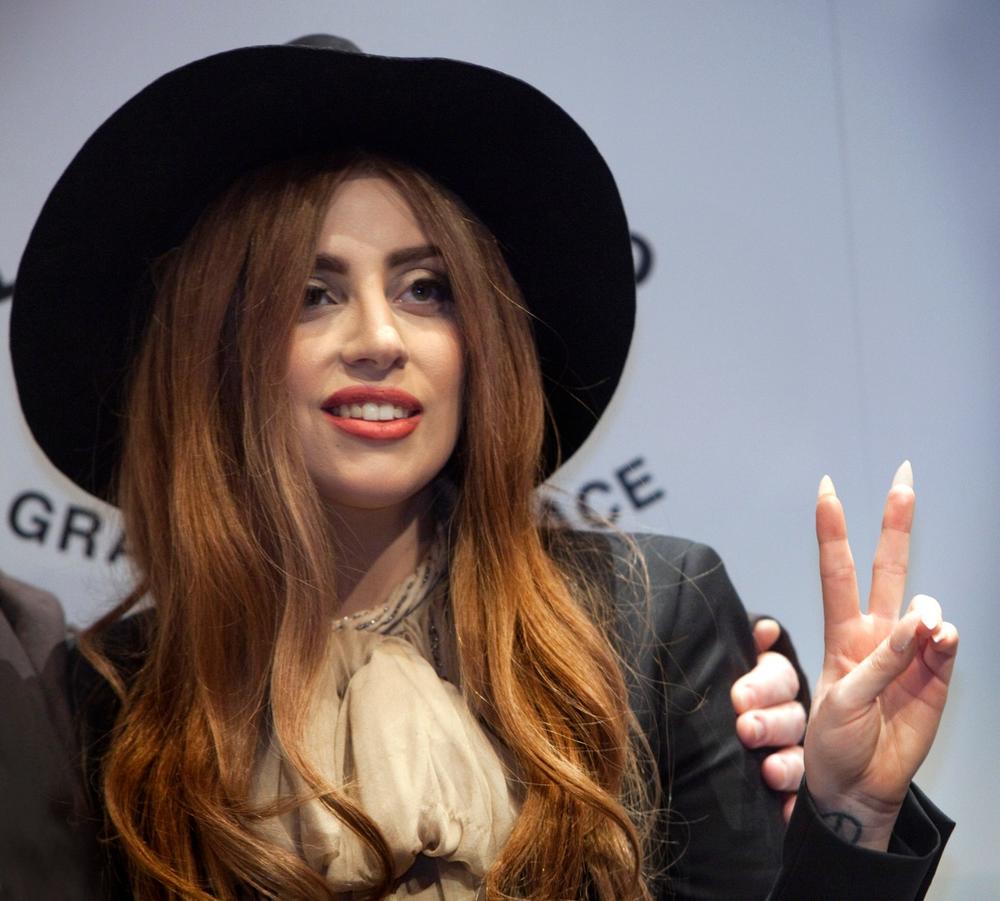 <p>Popularna pevačica je uvek privlačila pažnju svojim upečatljivim izgledom. Iako su mnogi njeni modni poduhvati bili često osuđivani, mnogi zaboravljaju je da upravo Lejdi Gaga prva ponela najveće trendove. </p>