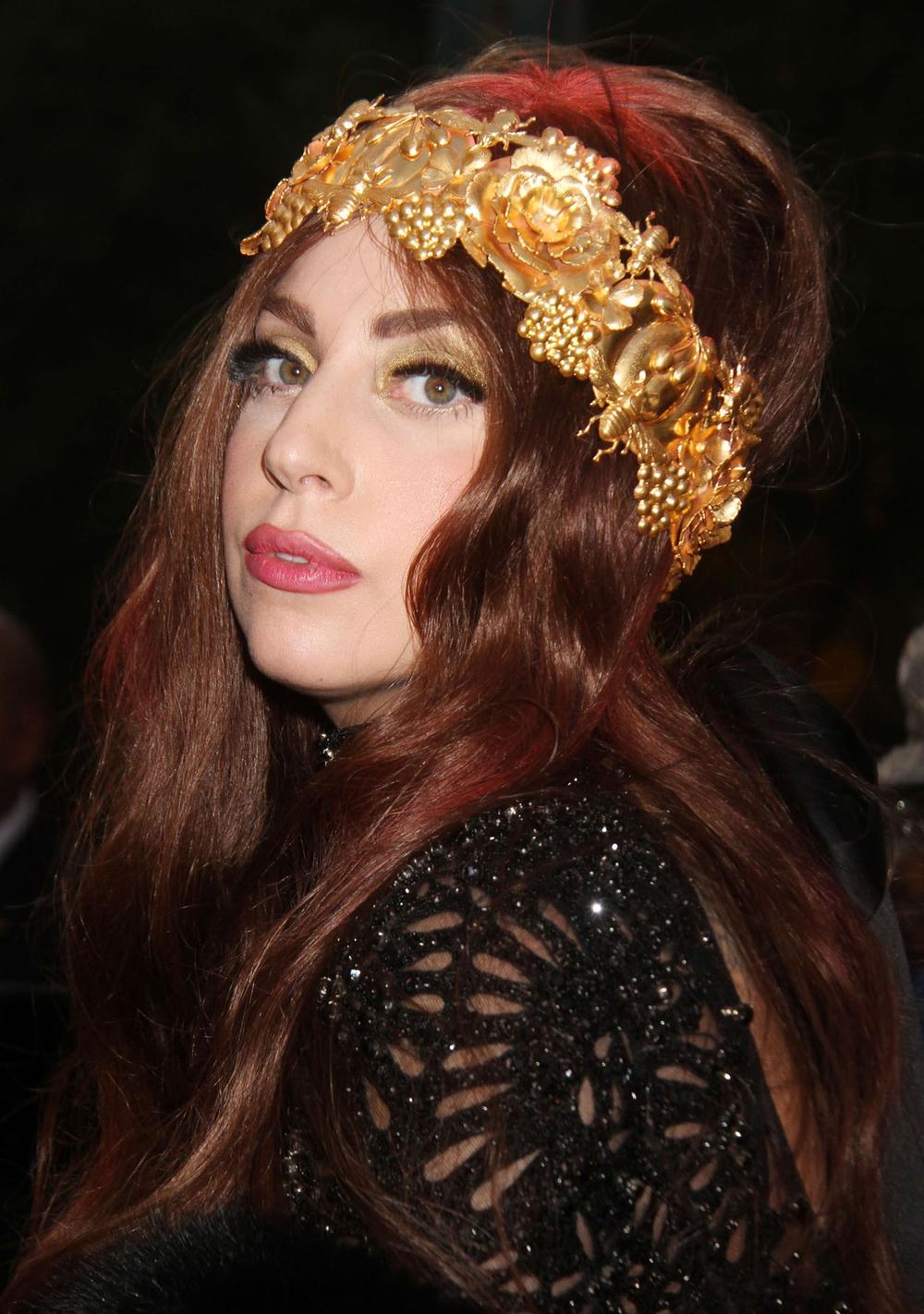 <p>Popularna pevačica je uvek privlačila pažnju svojim upečatljivim izgledom. Iako su mnogi njeni modni poduhvati bili često osuđivani, mnogi zaboravljaju je da upravo Lejdi Gaga prva ponela najveće trendove. </p>