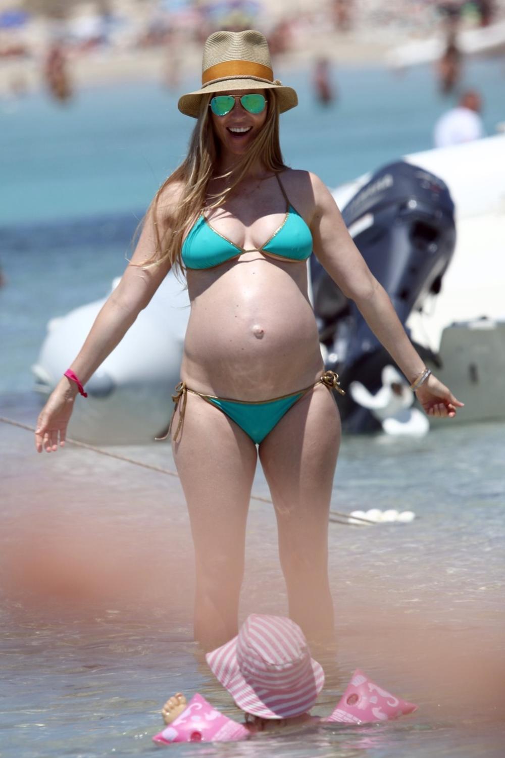 <p><em>Porodično putovanje na ostrvo Balearskog arhipelaga zabeležili su fotoobjektivi paparaca, a ovu su prve fotografije supruge slavnog sportiste koja je u poodmakloj trudnoći</em></p>