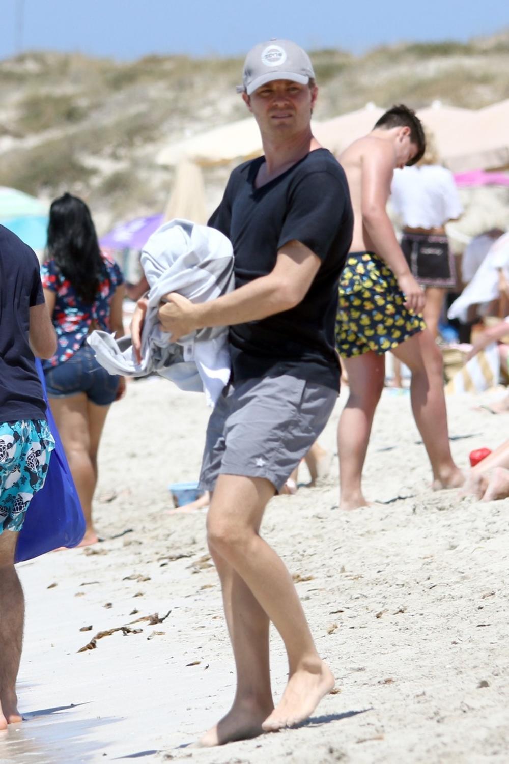 <p><em>Porodično putovanje na ostrvo Balearskog arhipelaga zabeležili su fotoobjektivi paparaca, a ovu su prve fotografije supruge slavnog sportiste koja je u poodmakloj trudnoći</em></p>