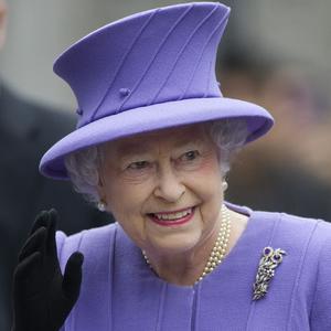 Pogledajte od kog modnog komada kraljica Elizabeta  ne odustaje (FOTO)
