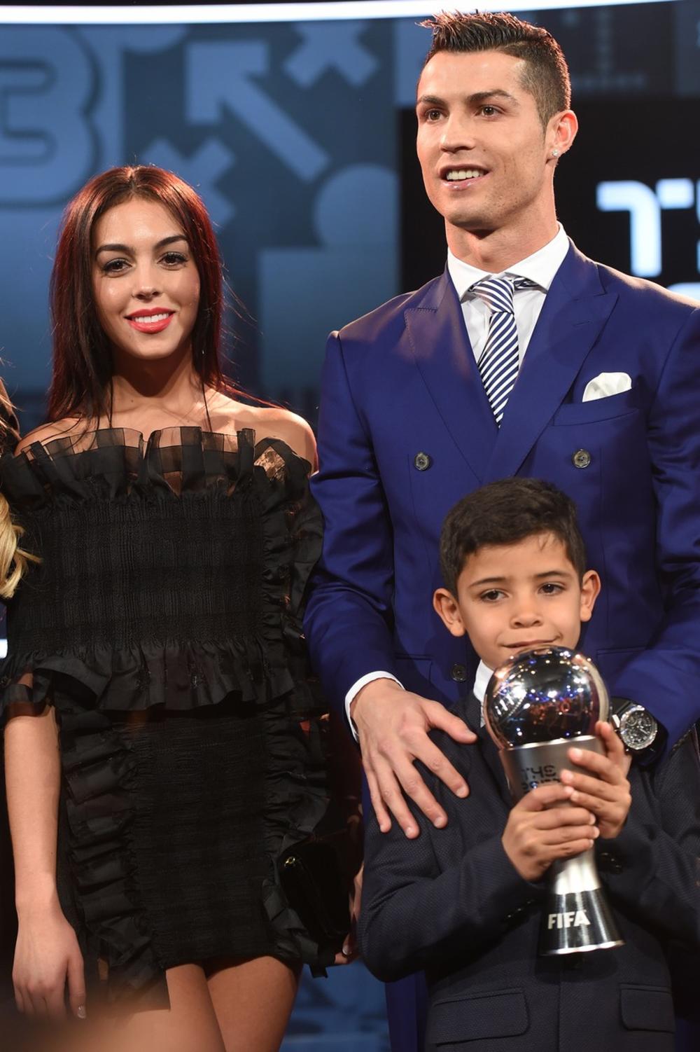 <p>Fudbaler Kristijano Ronaldo izgubio je oca pre 12 godina, a u ovoj fazi svog života trudi se da on sam bude savršen otac svojim mališanima.</p>