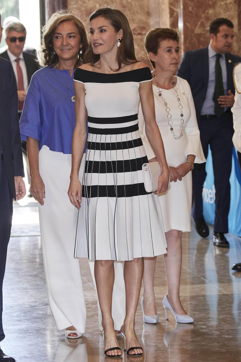 <p>Španska kraljica <strong>Leticija</strong> ugostila je <strong>Ban Ki Muna </strong>u svojoj rodnoj zemlji, a kao i uvek je za tu priliku odabrala prigodnu odevnu kombinaciju: crno- bela haljina sa plisiranim donjim delom oduševila je svaku damu koja ju je videla.</p>