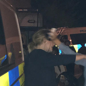 Drugi beže od fanova, a ona je njihov prijatelj: Pevačica uplakana tešila žrtve londonskog požara (FOTO)