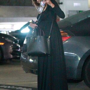 Prvi put u javnosti nakon porođaja: Popularna pevačica ponela crnu maksi haljinu, a ceo svet priča samo o ovome (FOTO)