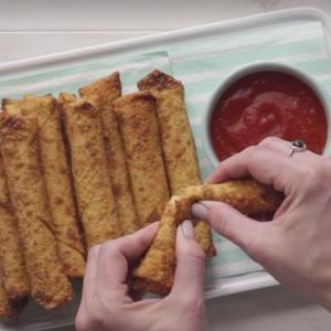 Ako nemate vremena za pitu sa sirom: Ovako se prave fini mocarela štapići (VIDEO)