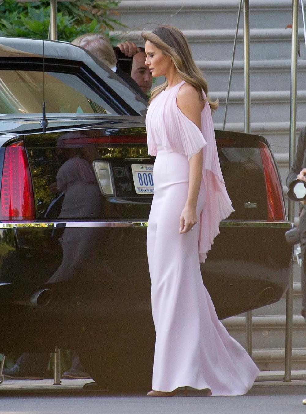 <p>Dugačka, ljubičasta haljina od šifona zaista je nešto posebno - naročito ako je nosi prva dama Amerike!</p>