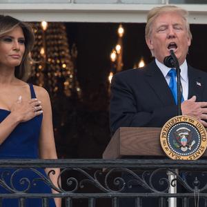 Lepršava letnja haljina po izboru prve dame: Melanija Tramp iznenadila javnost nesvakidašnjim modnim odabirom (FOTO)