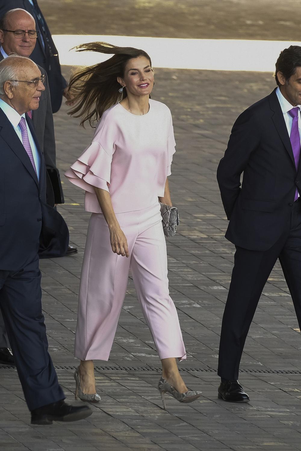 <p>Španska kraljica s razlogom se ubraja u najbolje odevene žene na svetu, a ona je pre nekoliko dana pokazala da se ne opterećuje cenom i brendovima iako može da priušti bukvalno sve što poželi.</p>