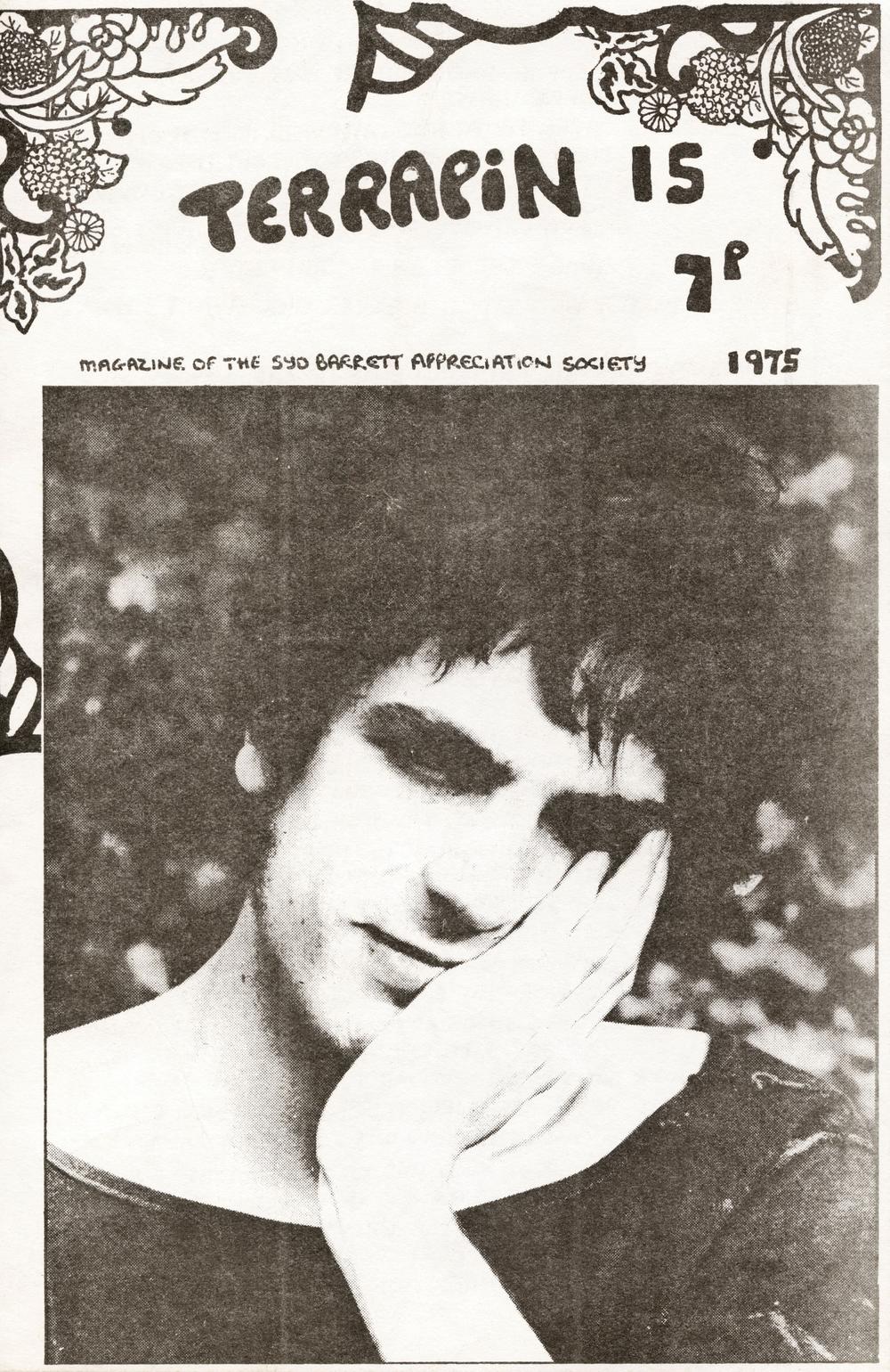 <p>Ime im je bilo <strong>Sigma 6</strong>, sve dok nije uvažen njegov predlog. Pod (tada) novim imenom - <strong>Pink Flojd</strong> stekli su svetsku slavu. <strong>Sid Baret </strong>u jednom trenutku napustio je grupu i izolovao se iz mnoštva onoga što život čini... Pričalo se kako je zbog dugogodišnjeg konzumiranja psihodeličnih droga oboleo od šizofrenije. Često je bio umoran, tvrdio da je usamljen, vratio se apstraktnom slikarstvu te počeo da se bavi baštovanstvom. Album<em> "Wish You Were Here"</em> posvećen je upravo njemu, kao i numera od čak devet segmenata - <em>"Shine on You Crazy Diamond"</em>. Sid je preminuo 7. jula 2006. godine od raka pankreasa, u Kembridžu.</p>