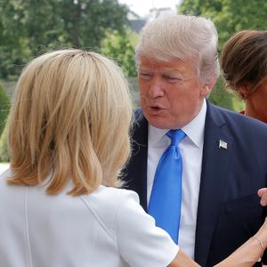 Držao ju je za ruku i obasipao je komplimentima: Lepotica zbog koje je Donald Tramp na nekoliko minuta zaboravio Melaniju (FOTO)