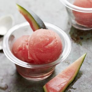 Letnja poslastica koju ćete obožavati: Domaći sladoled od sveže lubenice na vašoj trpezi u par koraka (RECEPT)
