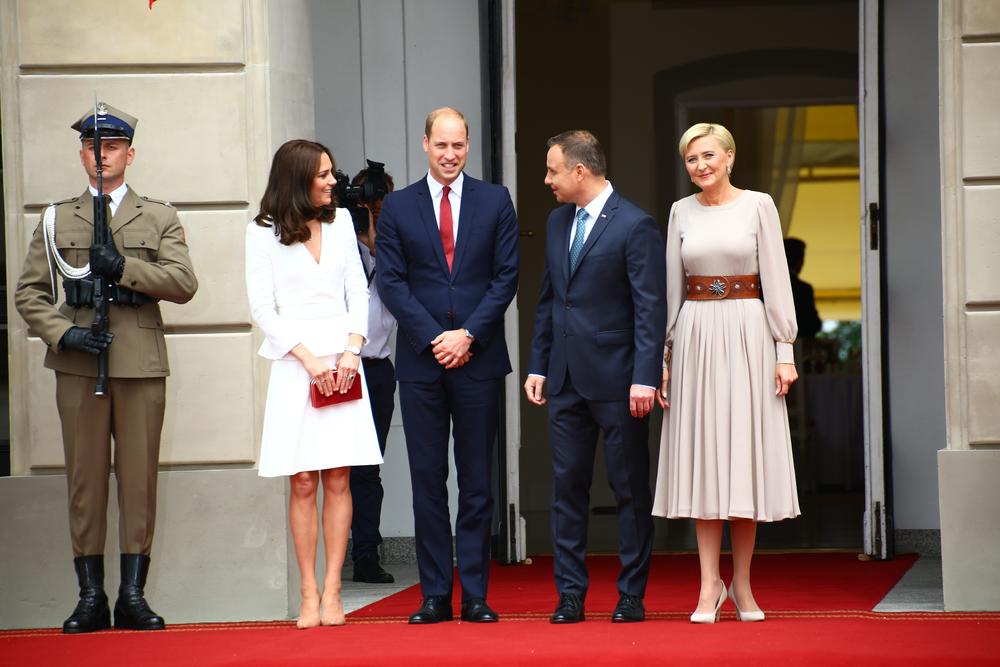 <p>Princ Vilijam i njegova supruga stigli su juče u zvaničnu posetu Poljskoj, a glavna tema svetskih medija je predivna toaleta u kojoj se Kejt pojavila.</p>