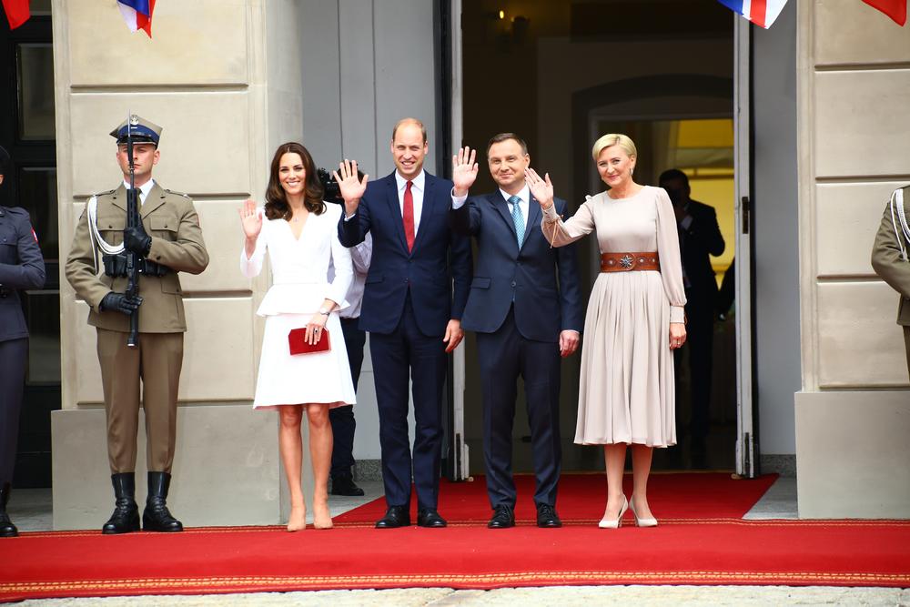 <p>Princ Vilijam i njegova supruga stigli su juče u zvaničnu posetu Poljskoj, a glavna tema svetskih medija je predivna toaleta u kojoj se Kejt pojavila.</p>