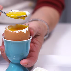 Idealan obrok: Stavila je OVO u vodu sa jajima koje je kuvala i evo šta je dobila! (VIDEO)