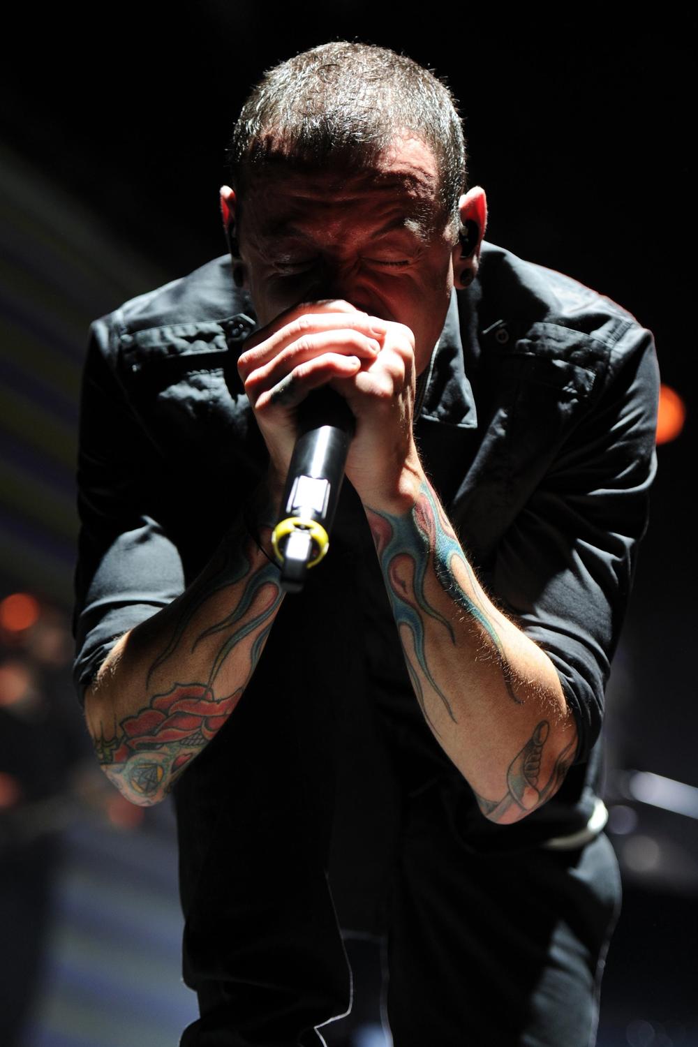 <p>Frontmen benda <em>Linkin Park</em>, koji je juče pronađen mrtav u svom domu u Los Anđelesu, i ranije govorio o svojim suicidnim mislima.</p>