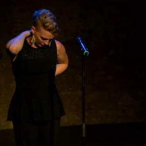 Tragična smrt na sceni: Pevačica nastradala tokom koncerta od strujnog udara